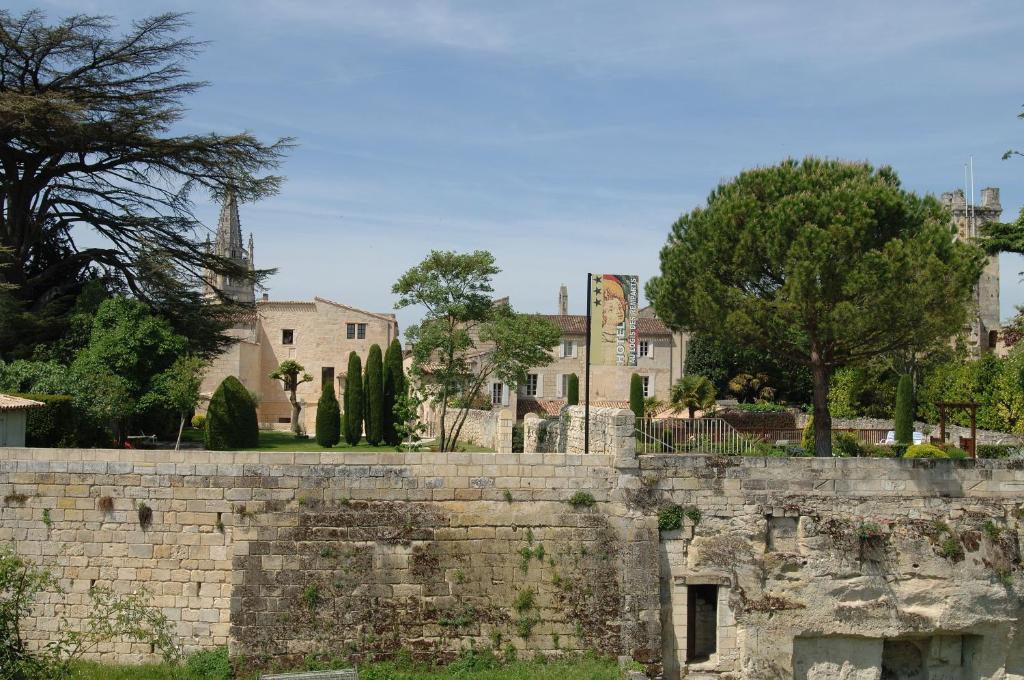 Hotel Au Logis Des Remparts Saint-Émilion Екстериор снимка